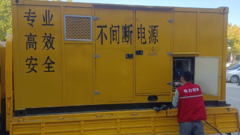 江山柴油发电机组和UPS电源配合使用时，如何避免切换过程中的电力中断？